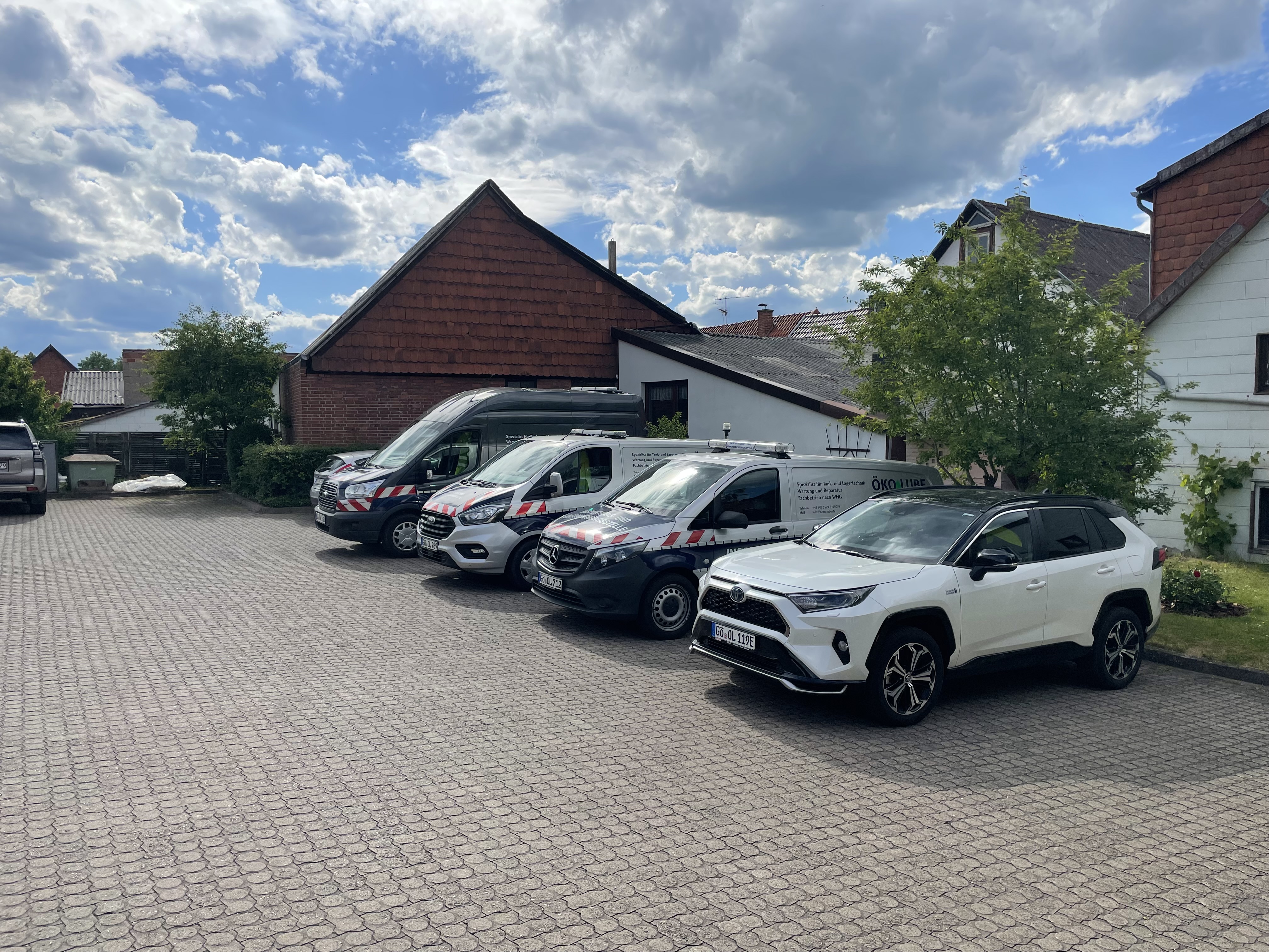 Reihe-auf-neuem-Parkplatz_2