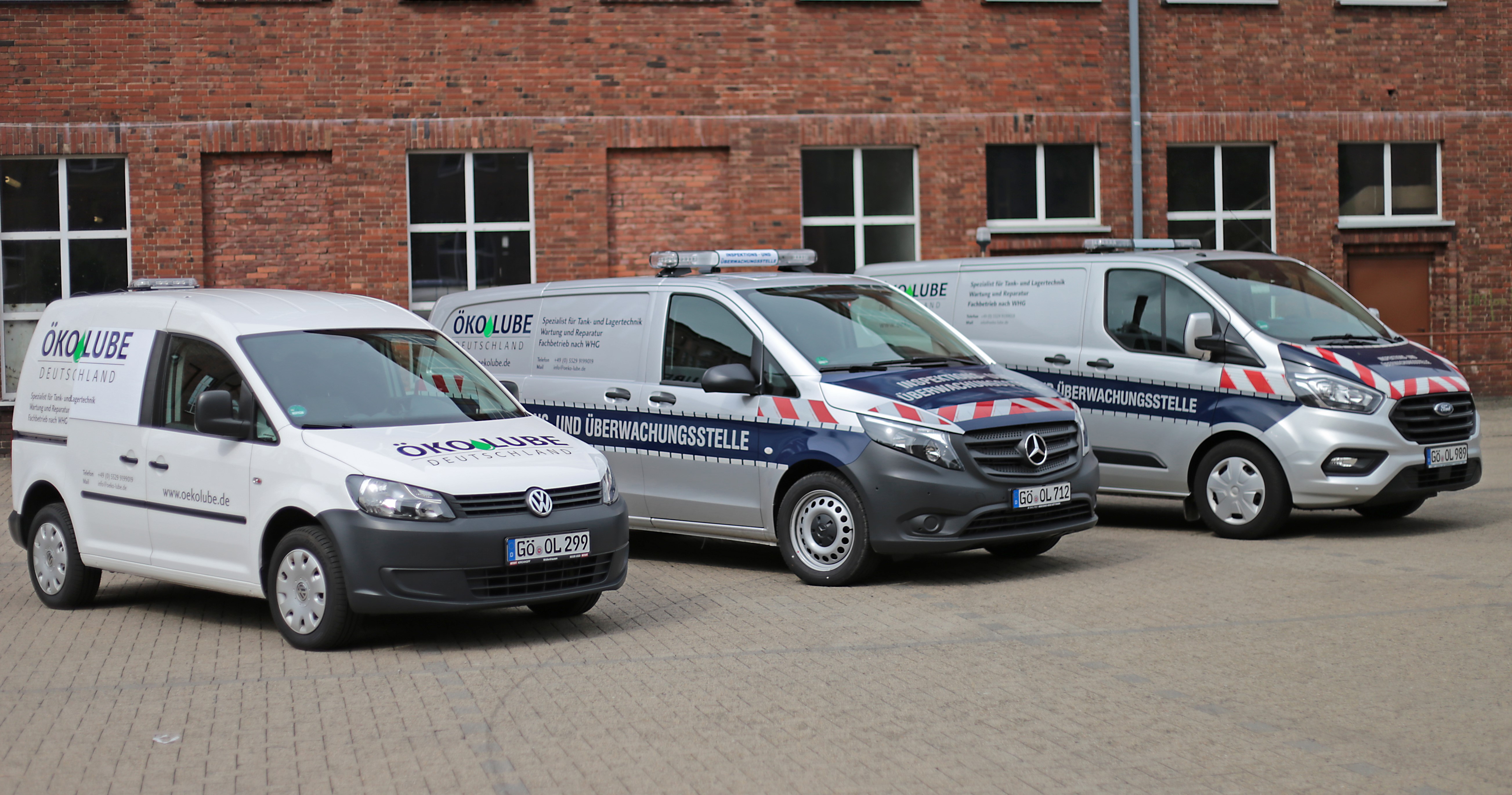 Autos-schr-g-in-Reihe-vor-Halle