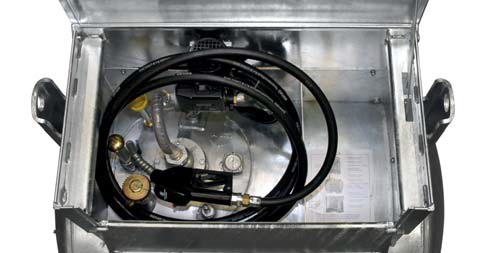 KC1000k Blick in den Staukasten mit Elektropumpe, 4 Meter Zapfschlauch und Zapfpsitole